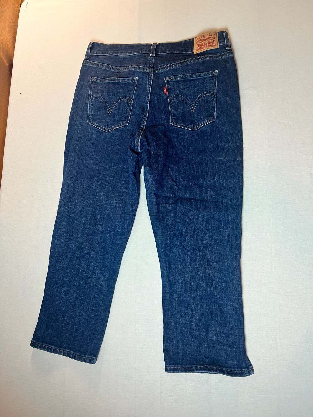 Levi's Classic Capri Blue Denim Jeans Women's Size 6 Medium Wash Cropped